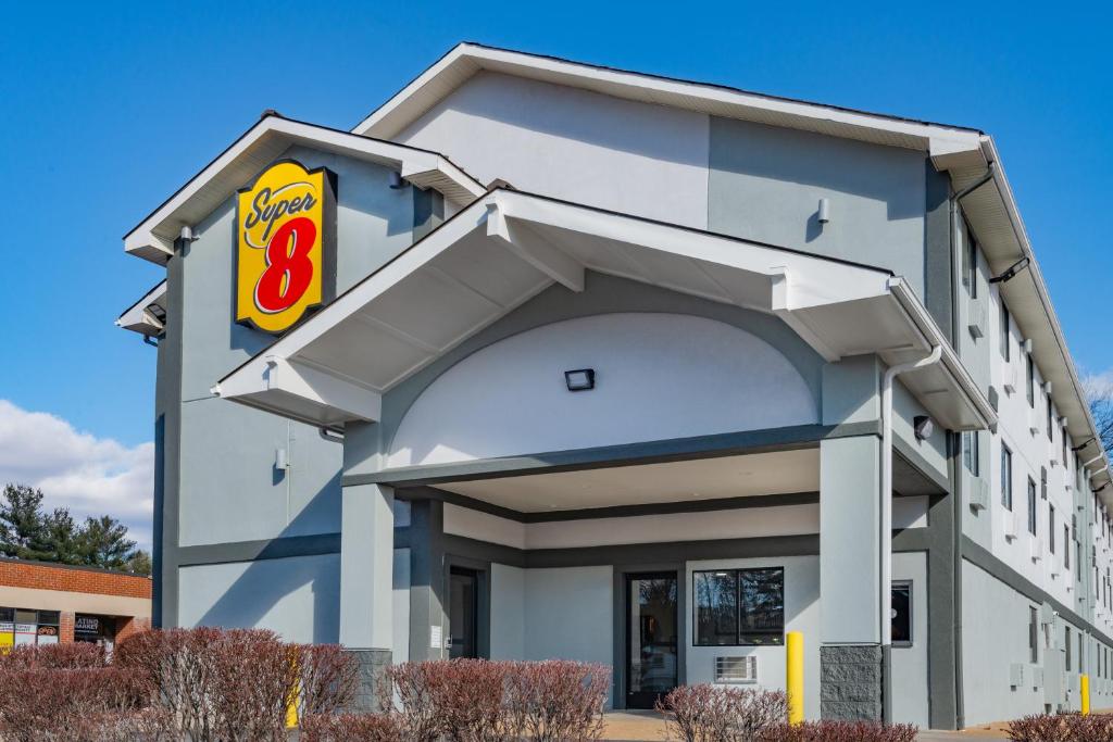 Super 8 by Wyndham Charlottesville photo