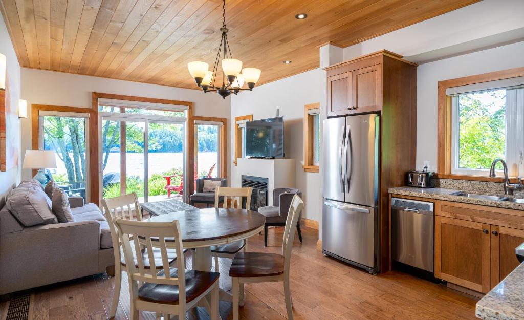 Kuchyň nebo kuchyňský kout v ubytování Villas of Muskoka - Duplex Villa 3A