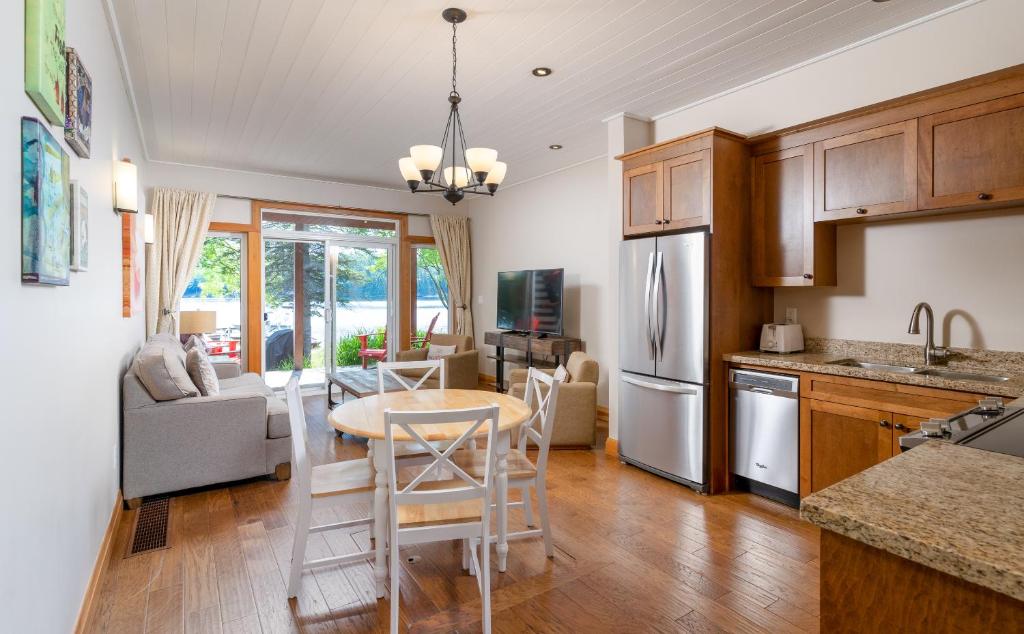 Kuchyň nebo kuchyňský kout v ubytování Villas of Muskoka - Duplex Villa 3A
