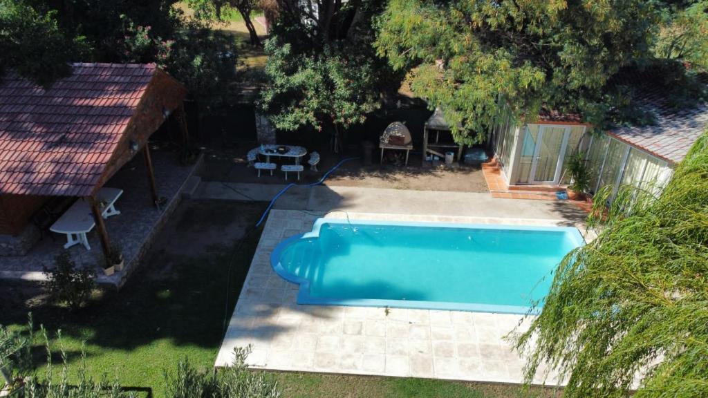een uitzicht over een zwembad in een tuin bij Mamá Quilla in La Rioja