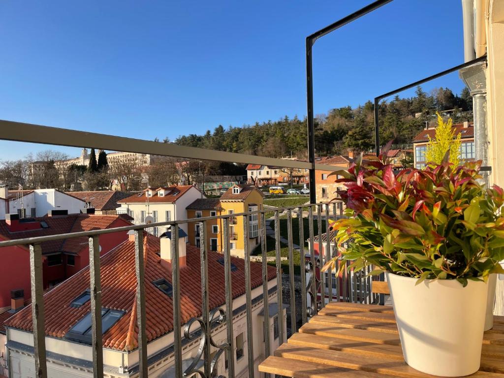 d'un balcon avec vue sur la ville. dans l'établissement Señorial Panorámico by Exclusive Burgos Apartments, à Burgos
