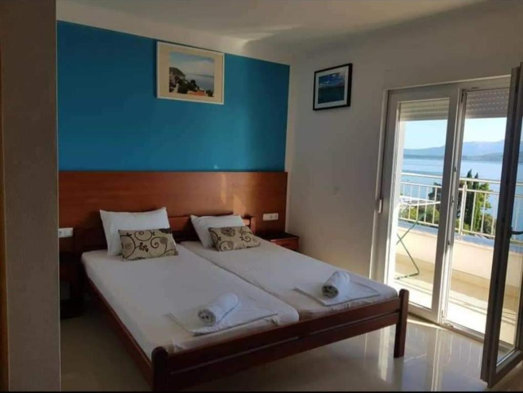 1 dormitorio con 1 cama y vistas al océano en Apartments Strandburg Kroatien, en Živogošće