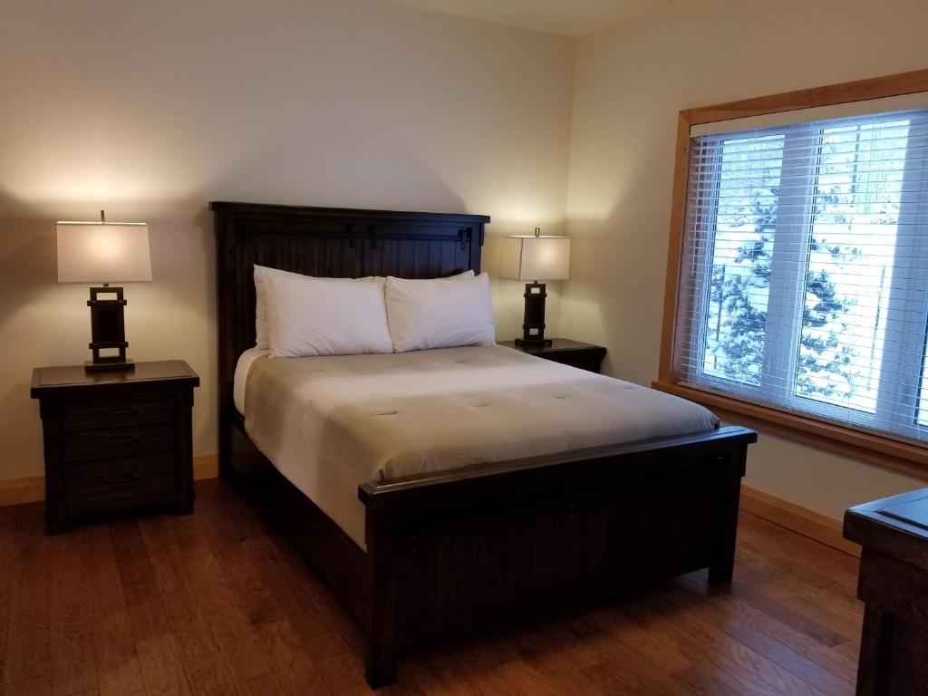 Postel nebo postele na pokoji v ubytování Villas of Muskoka - Duplex Villa 3A