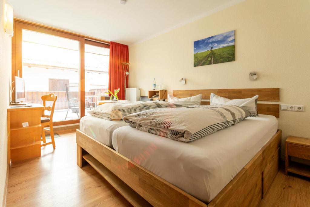 Postel nebo postele na pokoji v ubytování Kurbad und Landhaus Siass