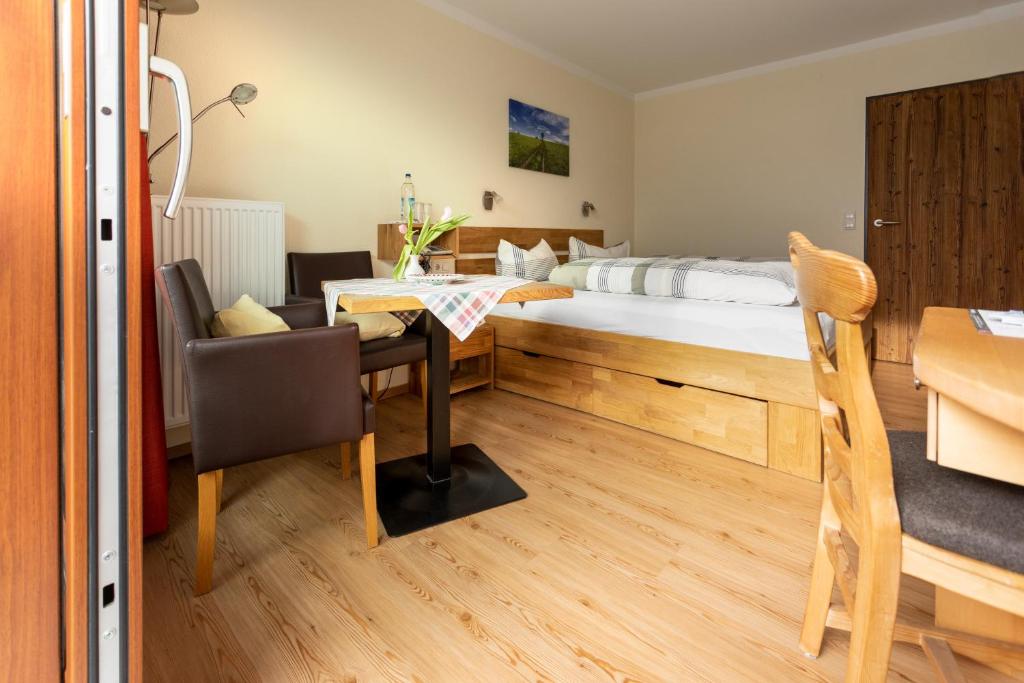 Postel nebo postele na pokoji v ubytování Kurbad und Landhaus Siass