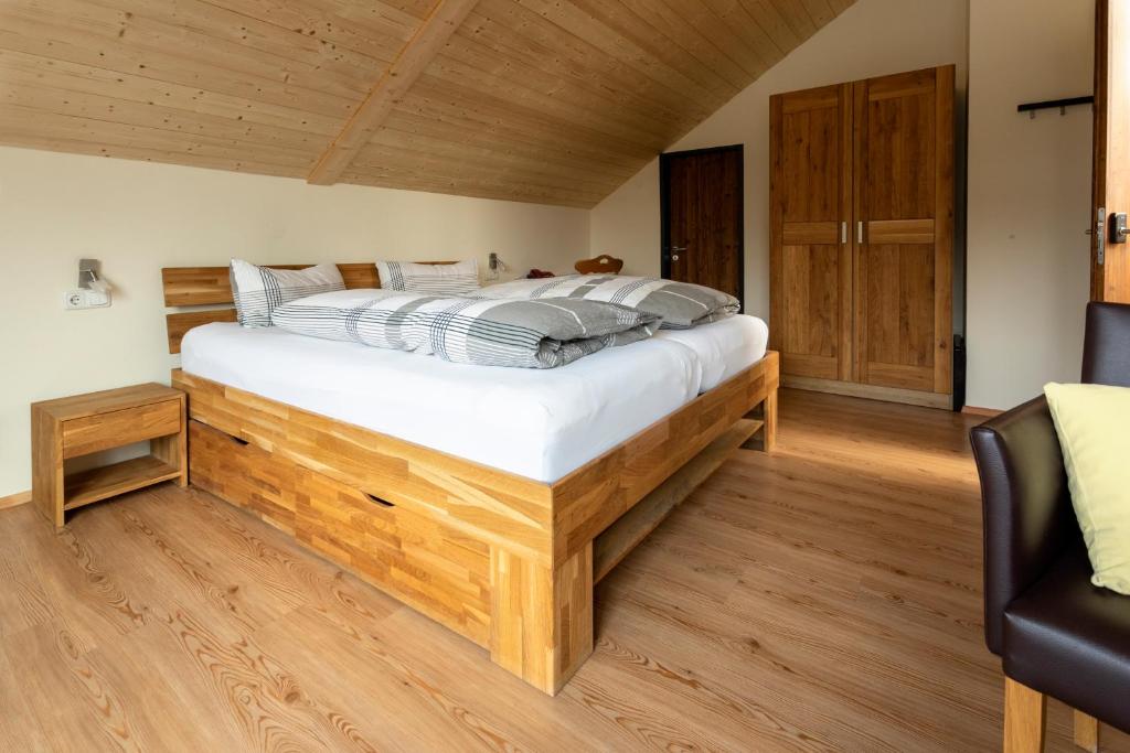 Postel nebo postele na pokoji v ubytování Kurbad und Landhaus Siass