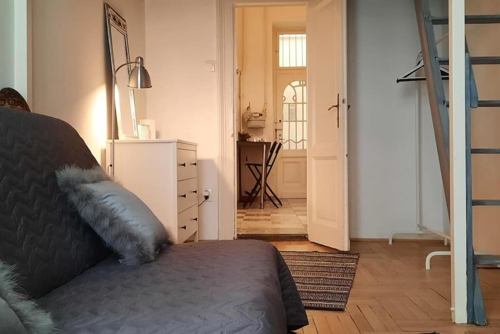 um quarto com uma cama e um corredor com uma escada em Nice downtown apartment em Budapeste