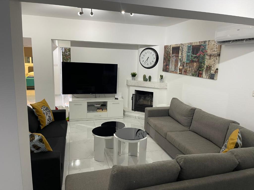 TV a/nebo společenská místnost v ubytování Konnos Hight Villa