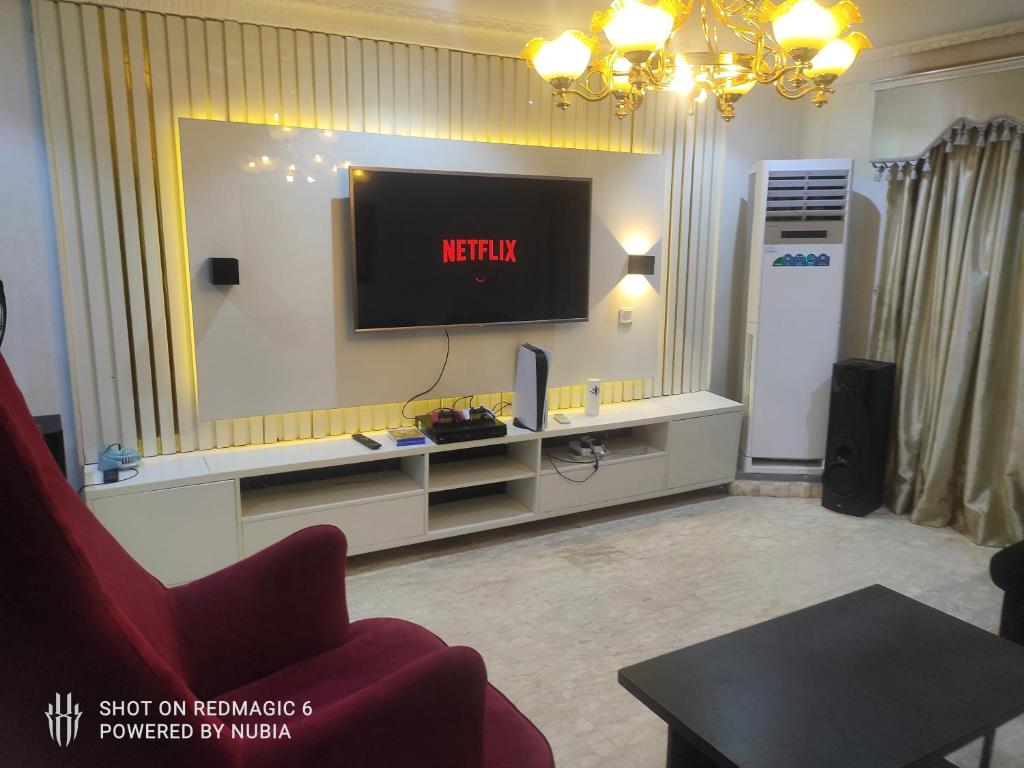 uma sala de estar com uma televisão de ecrã plano na parede em Parandiapartment em Lagos