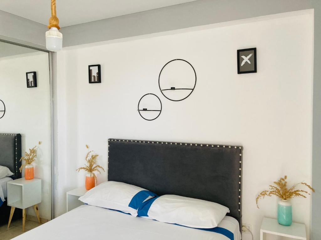 a bedroom with a bed with three circles on the wall at Altos de Barrio Sur in San Miguel de Tucumán