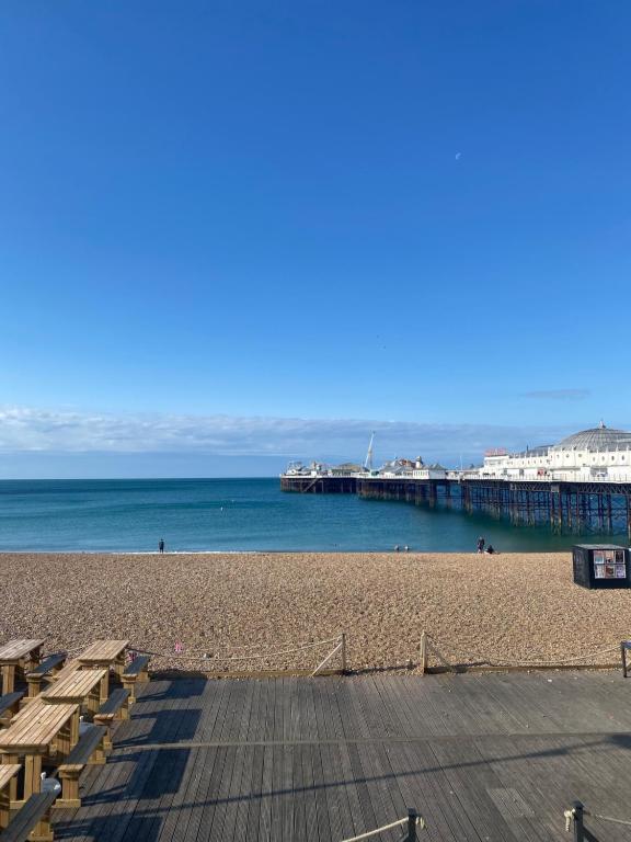 Blick auf einen Strand mit einem Pier in der Unterkunft Salt Life One Bedroom Apartment in Brighton & Hove