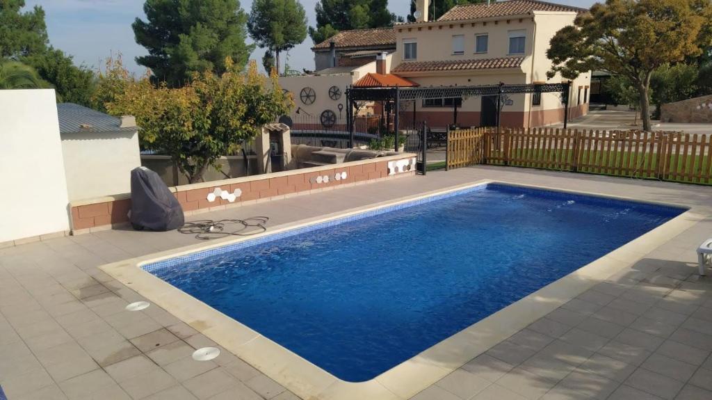 uma piscina no quintal de uma casa em Cortijo La Torre de Caniles em Fábrica Azucarera