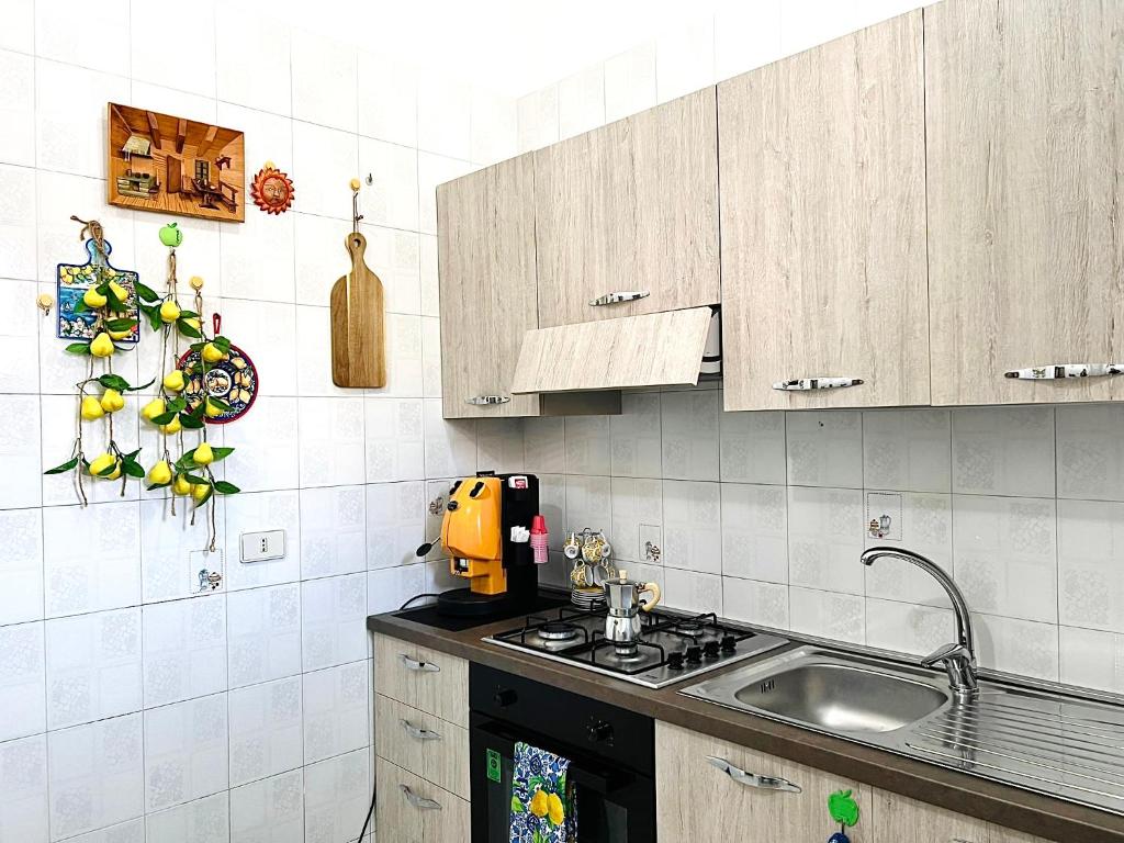 A kitchen or kitchenette at Gabry central apartment Palermo