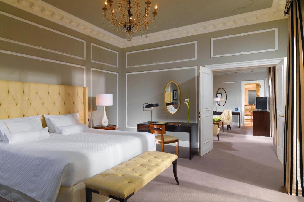 Postel nebo postele na pokoji v ubytování The Westin Excelsior, Rome