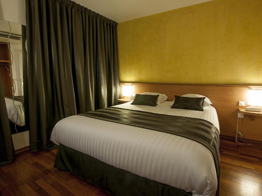 Postel nebo postele na pokoji v ubytování Hôtel le Grillon
