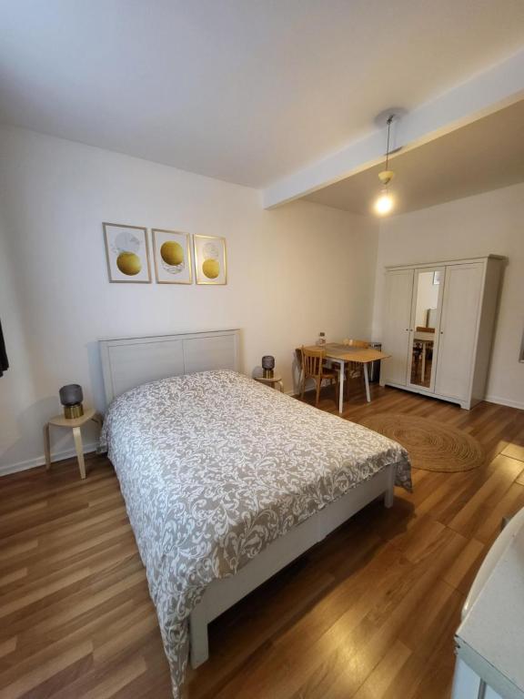 - une chambre avec un lit et du parquet dans l'établissement Studios idéalement situés - EU, à Bruxelles