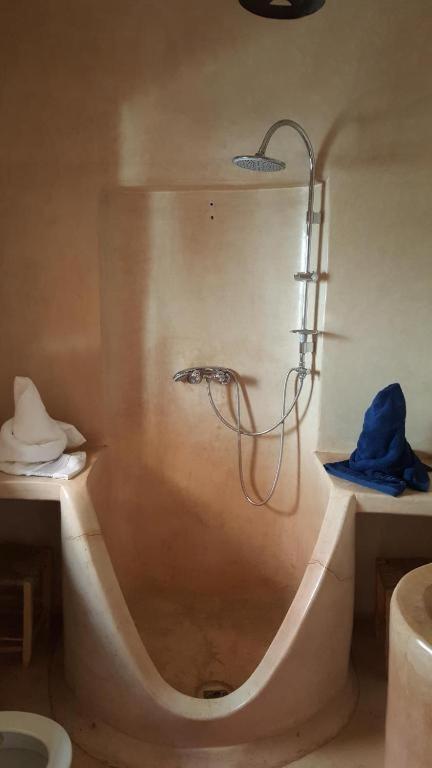 Koupelna v ubytování riad dar saba shika