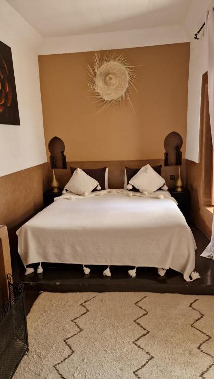 Postel nebo postele na pokoji v ubytování Riad Des Arts