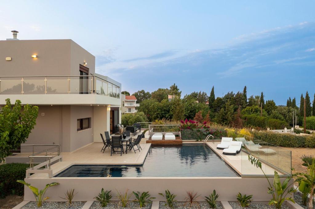 Casa con piscina y patio en Ethereum Villa, en Asgourou