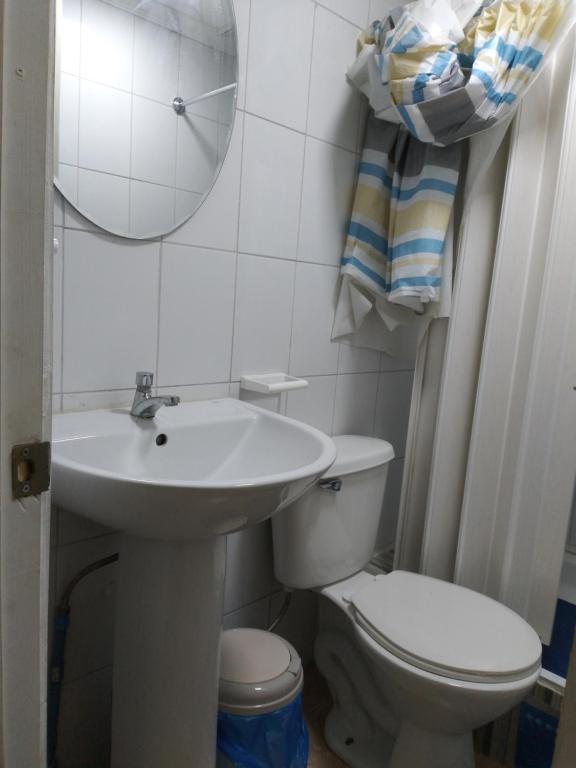 Bilik mandi di Hostal MIRAMAR En Pleno Centro de Pozo Almonte