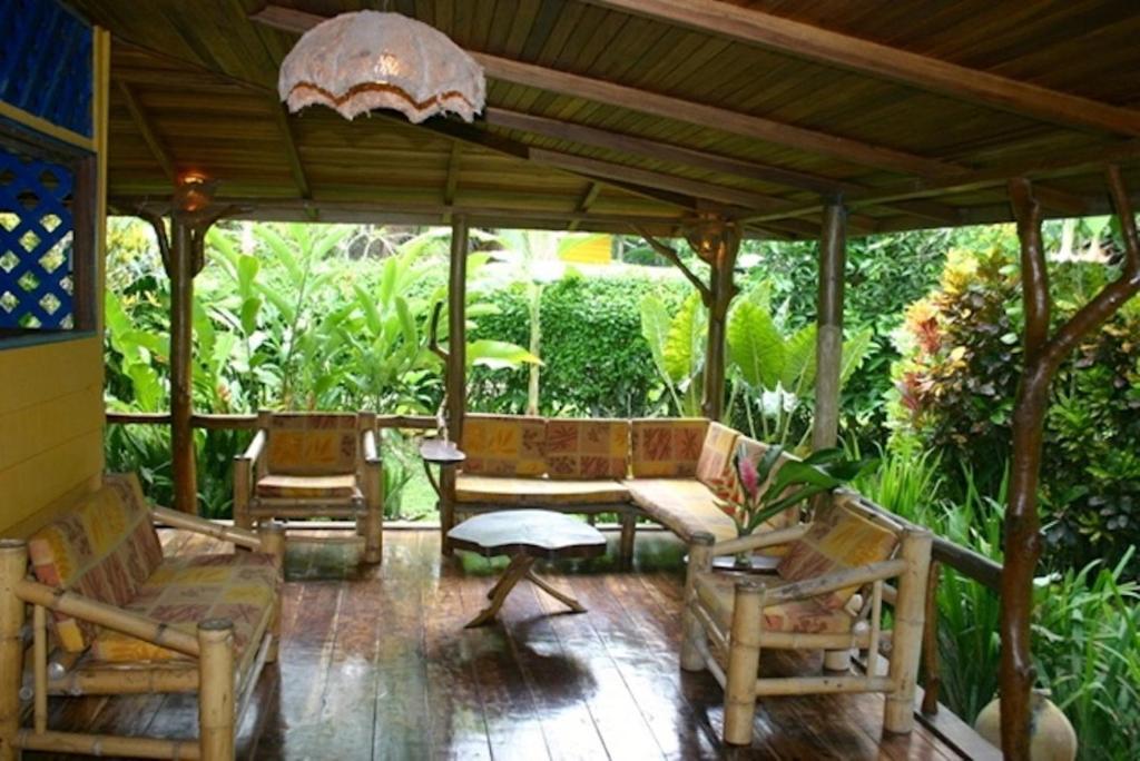 een paviljoen met een tafel en stoelen op een patio bij Casa Amarilla in Puerto Viejo