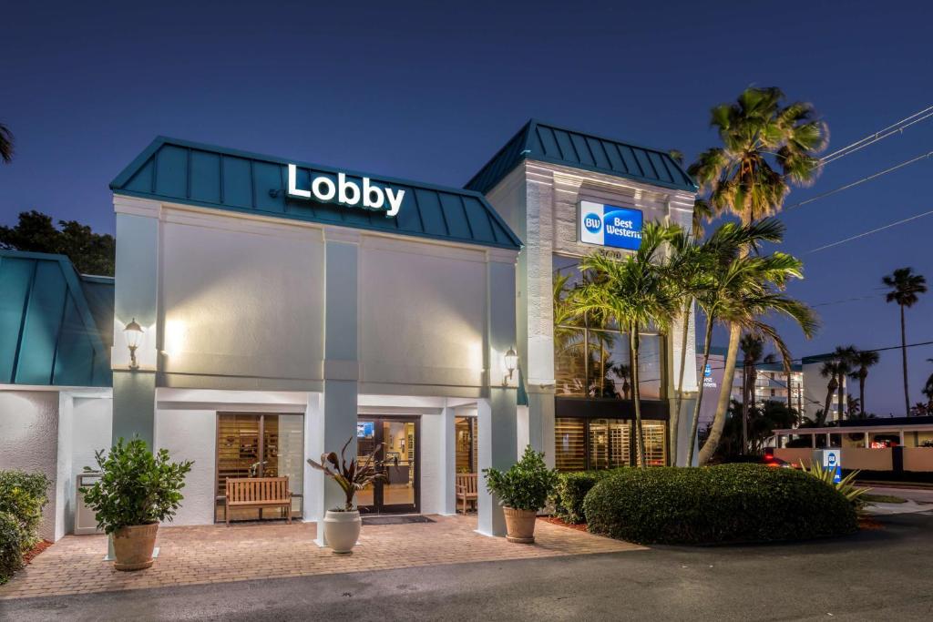 una tienda con un cartel en la parte delantera en Best Western Cocoa Beach Hotel & Suites, en Cocoa Beach