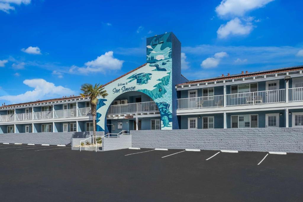 un edificio con un murale di un orso sopra di Pacific Coast Roadhouse Hotel a San Simeon