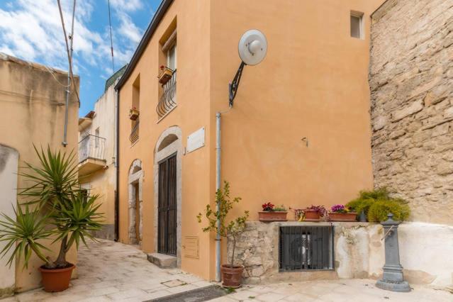 un edificio con macetas al costado. en Residenze San Paolo, en Ragusa