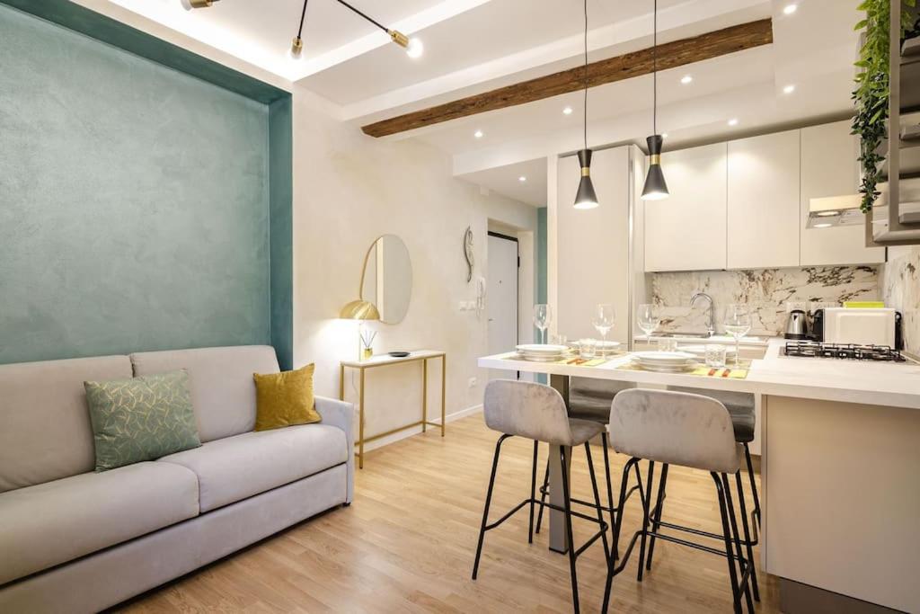 salon z kanapą i kuchnią w obiekcie Portanova Luxury Home w Bolonii