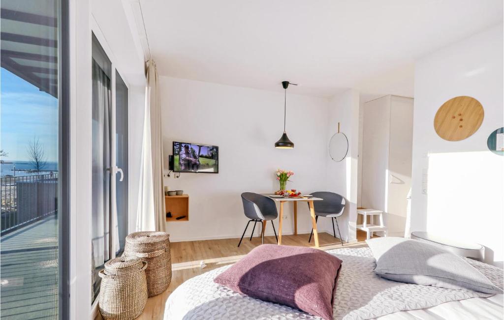 a bedroom with a bed and a table with chairs at Nice Apartment In Lembruchdümmer See in Lembruch