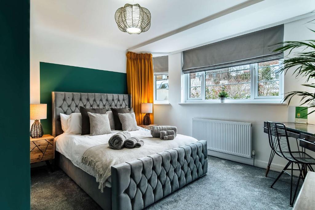 um quarto com uma cama com uma parede em tons de verde em Luxury Renovated Bungalow with wheel chair access, Hot Tub and Fire Pit 