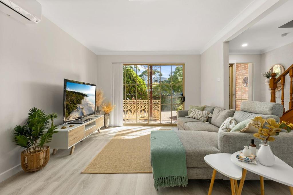 Μια τηλεόραση ή/και κέντρο ψυχαγωγίας στο Irrilassa by the Beach by Experience Jervis Bay