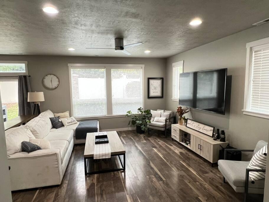 ein Wohnzimmer mit einem Sofa und einem TV in der Unterkunft Great Location! Modern 3 BR - Wifi - Netflix in Meridian