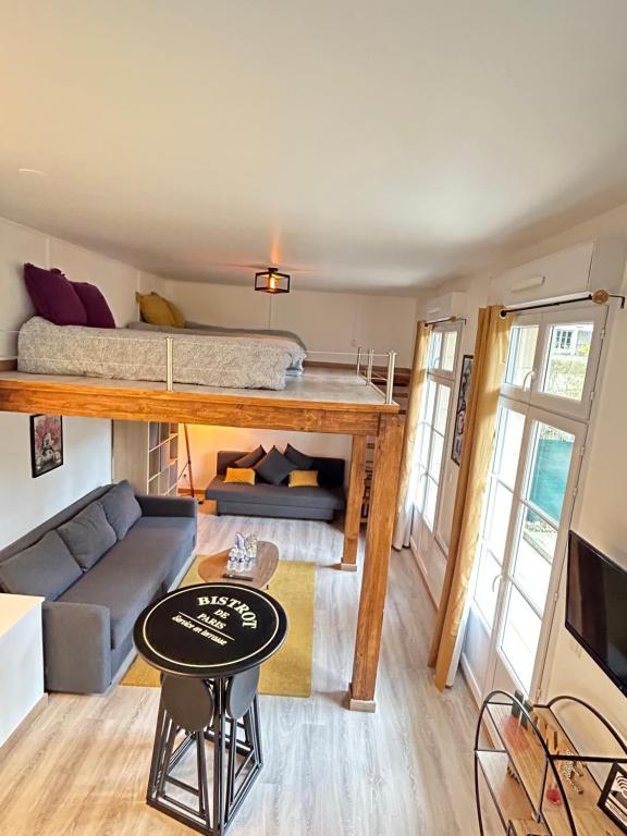una pequeña sala de estar con litera y sofá en MD Apartment Terrace - Disneyland Paris, en Serris