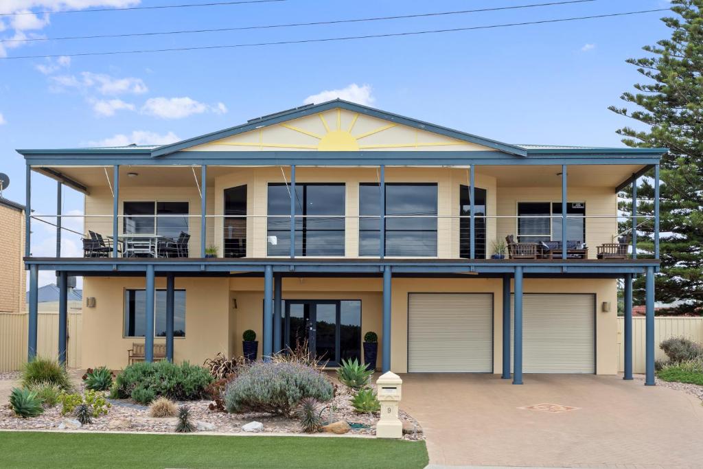 uma imagem de uma casa com uma varanda em Beachside Escape on The Esplanade em Christies Beach