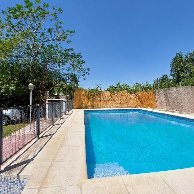 uma piscina com uma cerca à volta em Cabaña - Casa de campo La Tati em Ullún