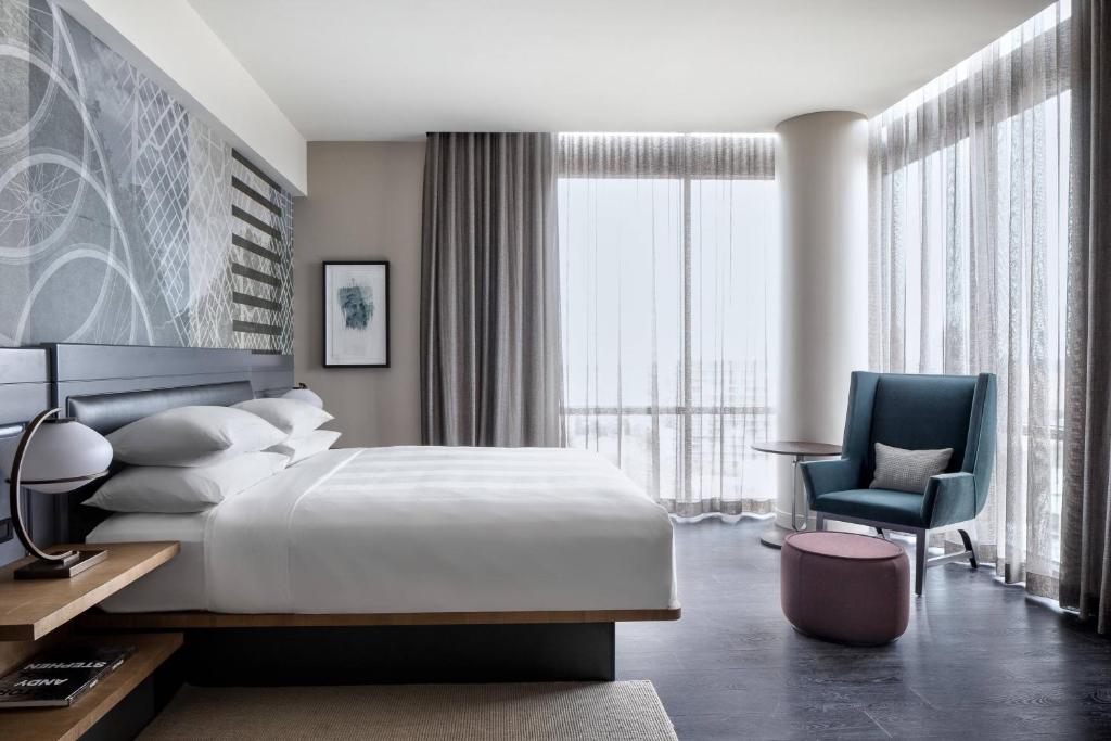Marriott Dallas Uptown - Junior Suite Met één Slaapkamer Met Balkon En Roll-in Douche-Mobiliteit En Gehoor Toegankelijk