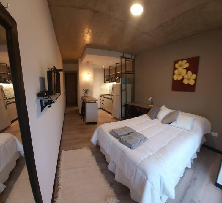 1 dormitorio con 1 cama blanca grande en una habitación en Usina AS Salta en Salta