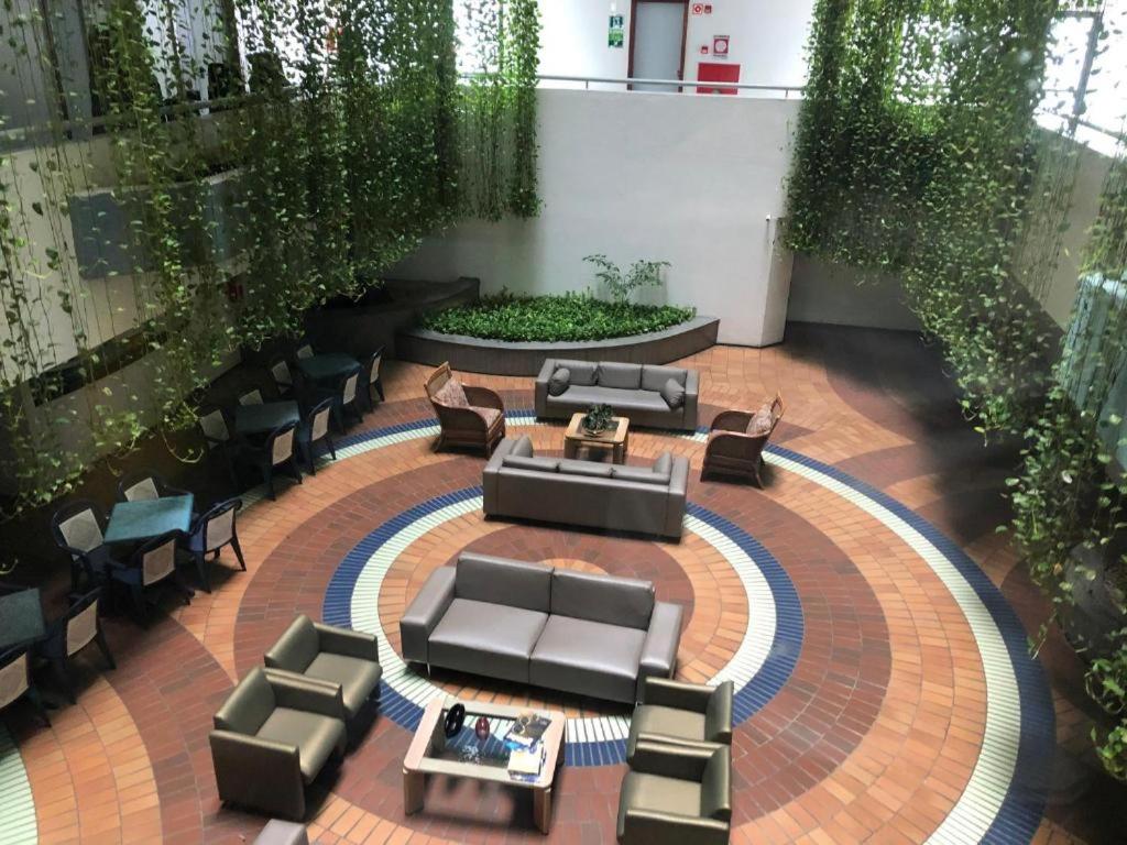 a lobby with couches and tables and chairs at Tambaú Flat Belo Mar - Cabo Branco - ANÚNCIO NOVO in João Pessoa