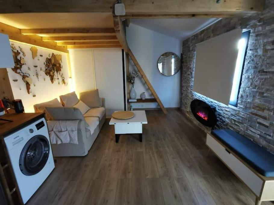 - un salon avec un canapé et une télévision dans l'établissement Maison spa, à Morangis