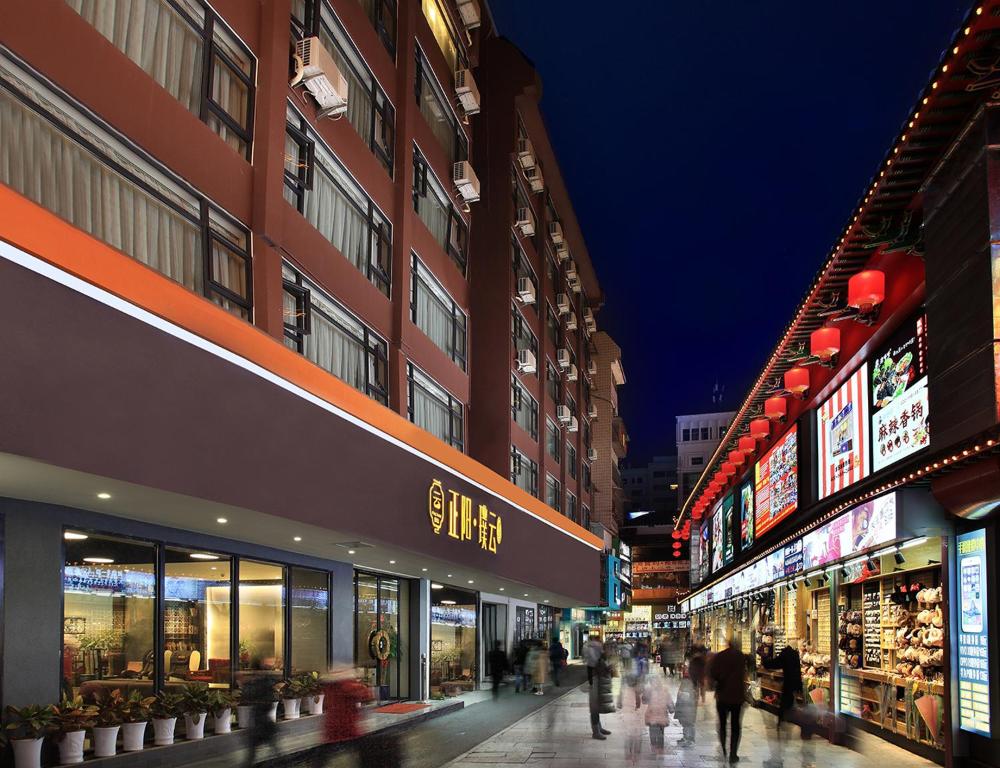 Supermarket nebo jiné obchody v  hotelu nebo okolí