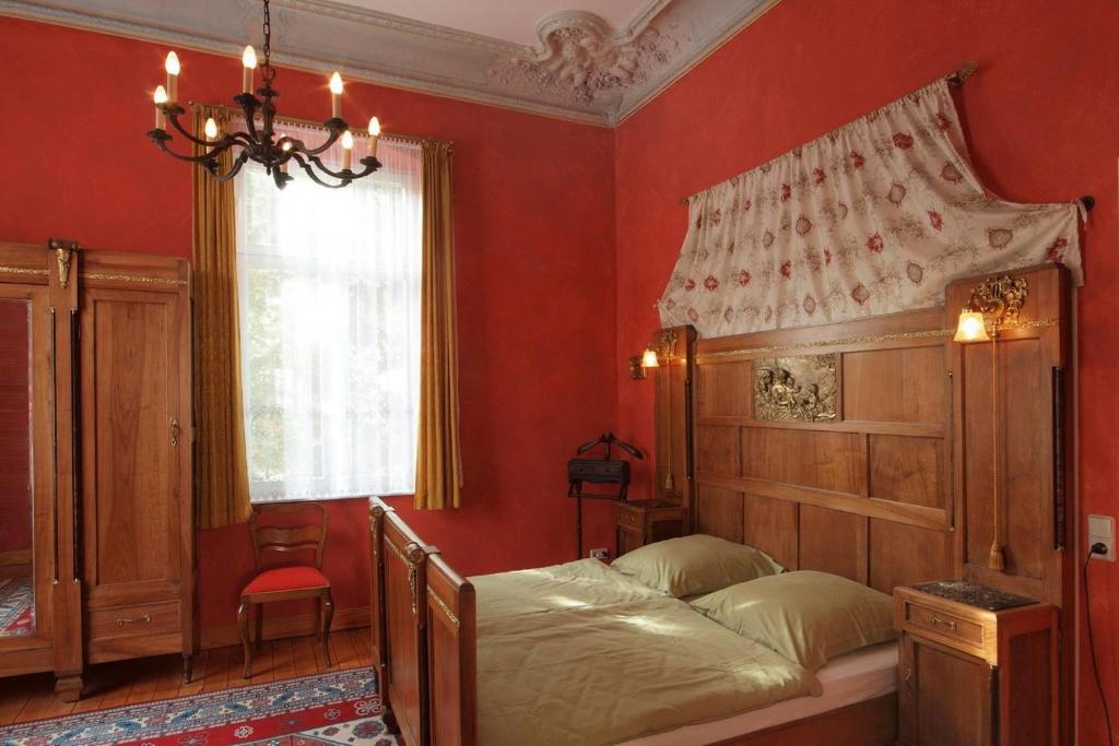 Un pat sau paturi într-o cameră la Ferienwohnungen Villa Haniel Julius