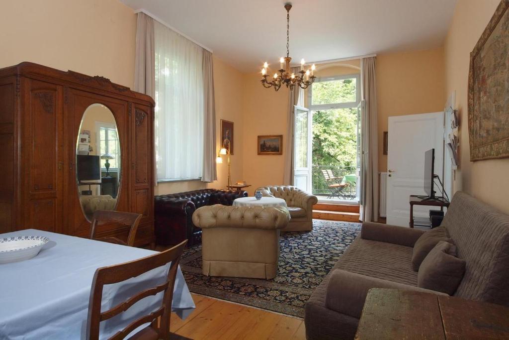 sala de estar con sofá y mesa en Ferienwohnungen Villa Haniel Paul, en Dresden