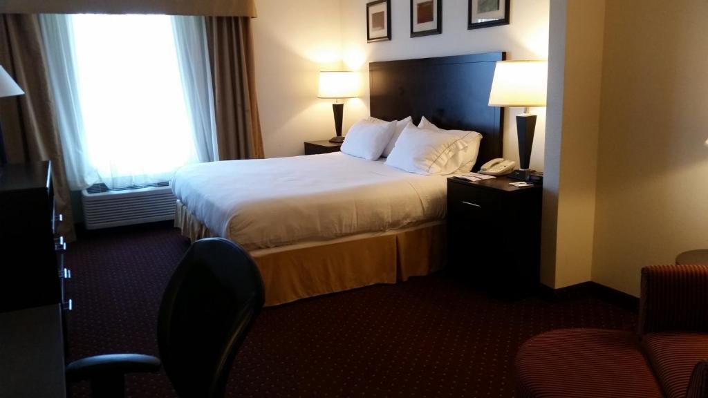 Postel nebo postele na pokoji v ubytování Holiday Inn Express Syracuse-Fairgrounds by IHG