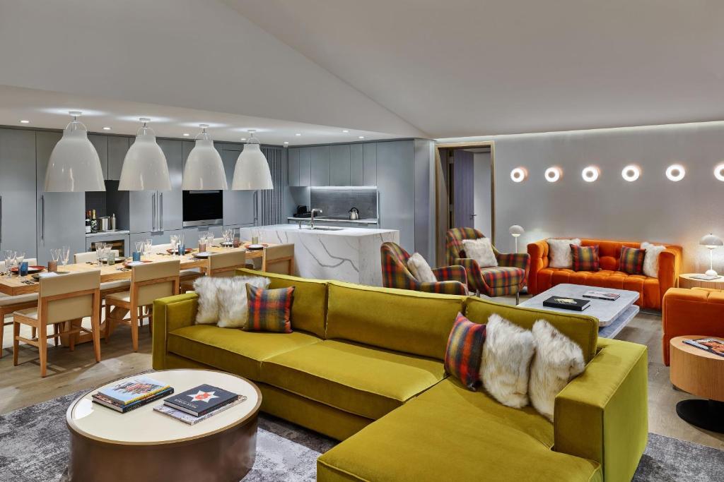 sala de estar con sofás amarillos y cocina en The Sky Residences at W Aspen, en Aspen