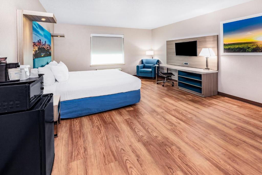 Days Inn & Suites by Wyndham San Antonio near Frost Bank Center - King Room - Acceso A Movilidad/no Fumar
