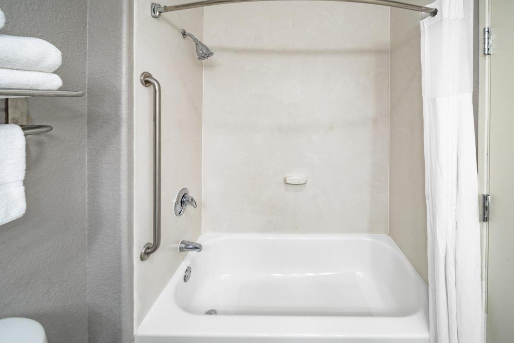 Days Inn & Suites by Wyndham San Antonio near Frost Bank Center - King Studio Suite - No Fumar