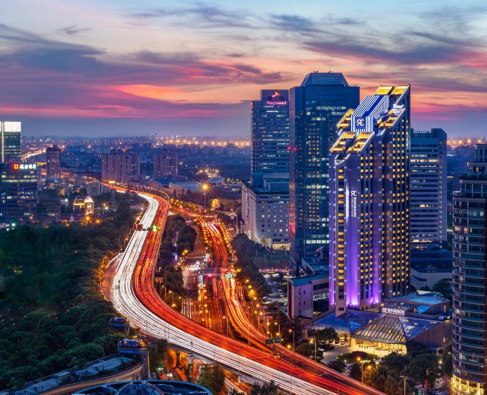 a city panorama at night with traffic on a freeway w obiekcie Radisson Collection Hotel, Yangtze Shanghai w Szanghaju