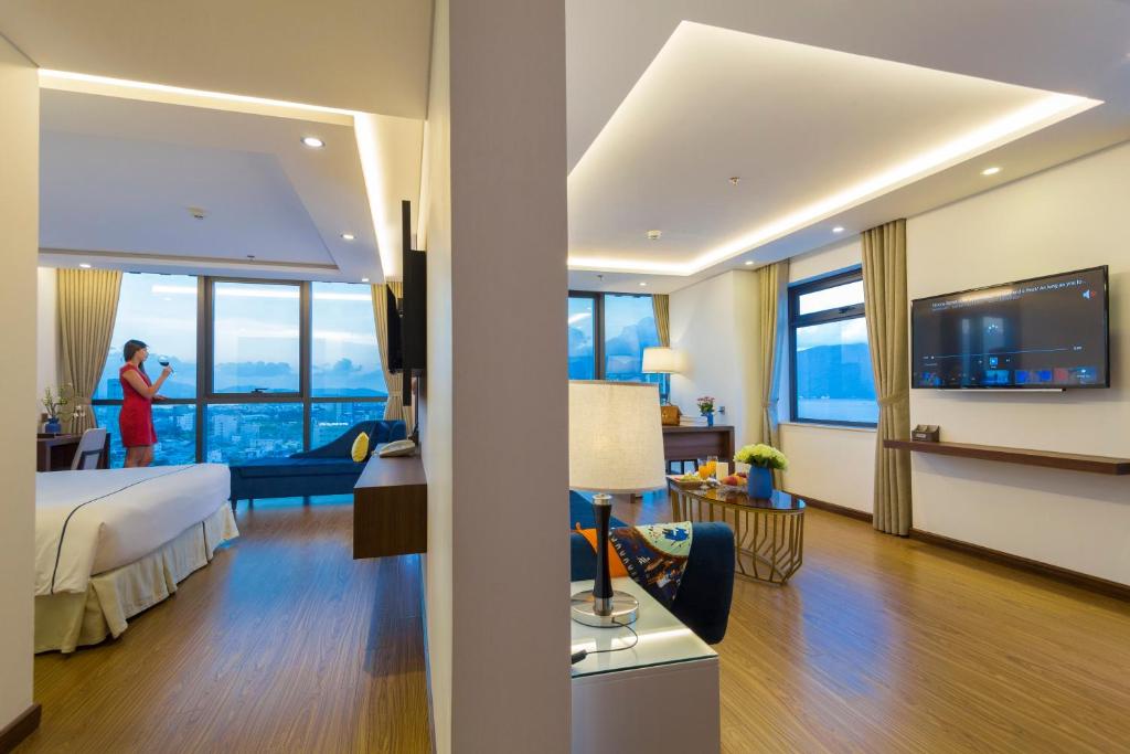 TV a/nebo společenská místnost v ubytování Pavilion Hotel Da Nang