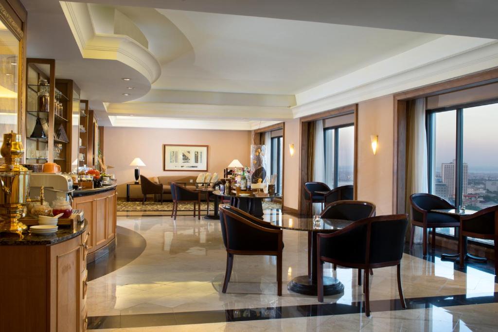 Posezení v ubytování Bumi Surabaya City Resort